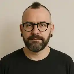 Porträtfoto von Tobias Mertens aus Hannover, der eine Bewertung über das Dragonia Online Casino abgibt und betont, dass Glücksspiel kein Mittel zur Einkommenserzielung ist.